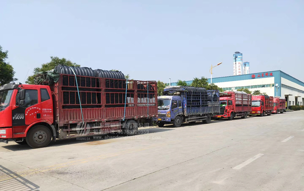 加快新農村旱廁改造，六車三格化（huà）糞池集中發貨
