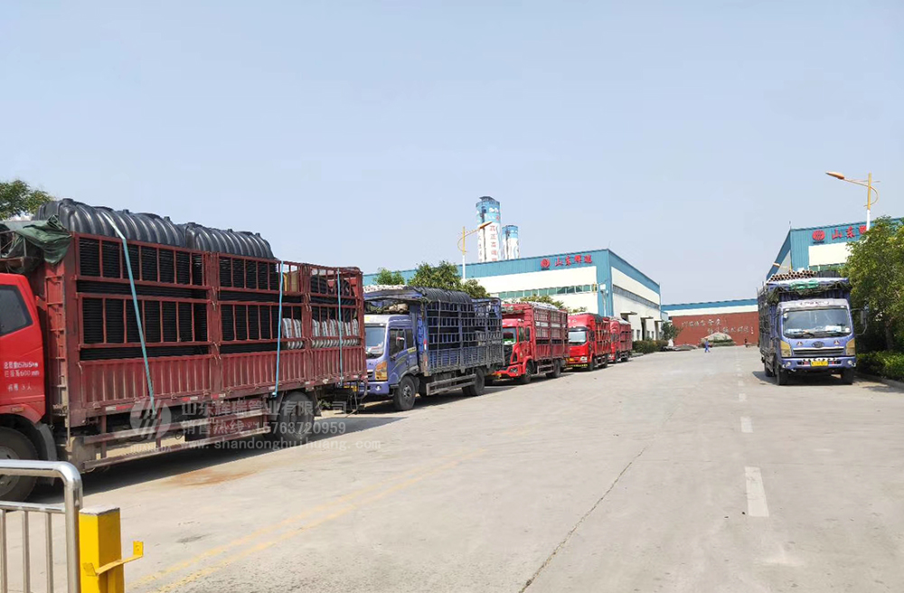 加快（kuài）新農村旱廁改造，六（liù）車三格化糞池集中發貨